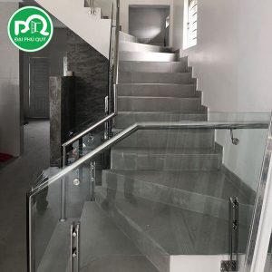 Cầu thang kính tay vịn inox là một lựa chọn phổ biến cho nhà ở và các công trình thương mại nhờ vẻ ngoài hiện đại, sang trọng và độ bền cao.