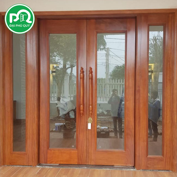 Cửa gỗ kính cao cấp là loại cửa kết hợp giữa gỗ tự nhiên hoặc gỗ công nghiệp với kính cường lực.